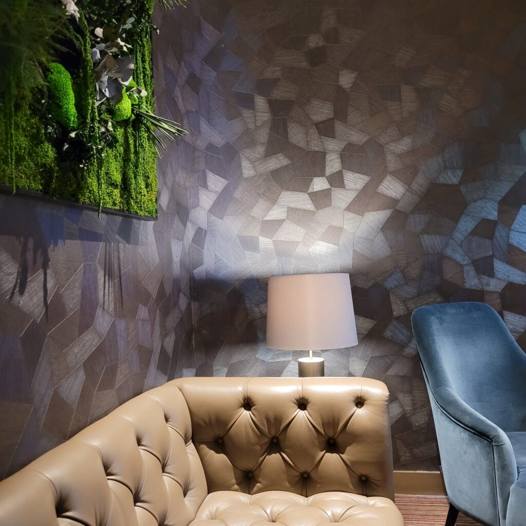 Revêtement mural décoratif dans un intérieur réalisé par Atelier Nuance