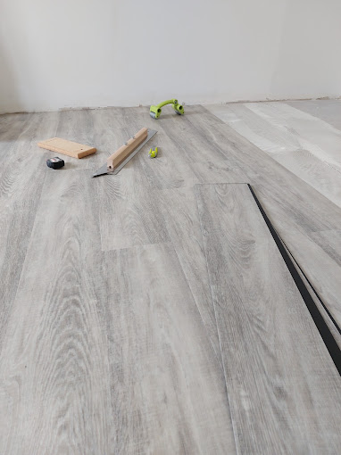 Pose d’un sol en lames LVT par Atelier Nuance à Mourmelon-le-Grand